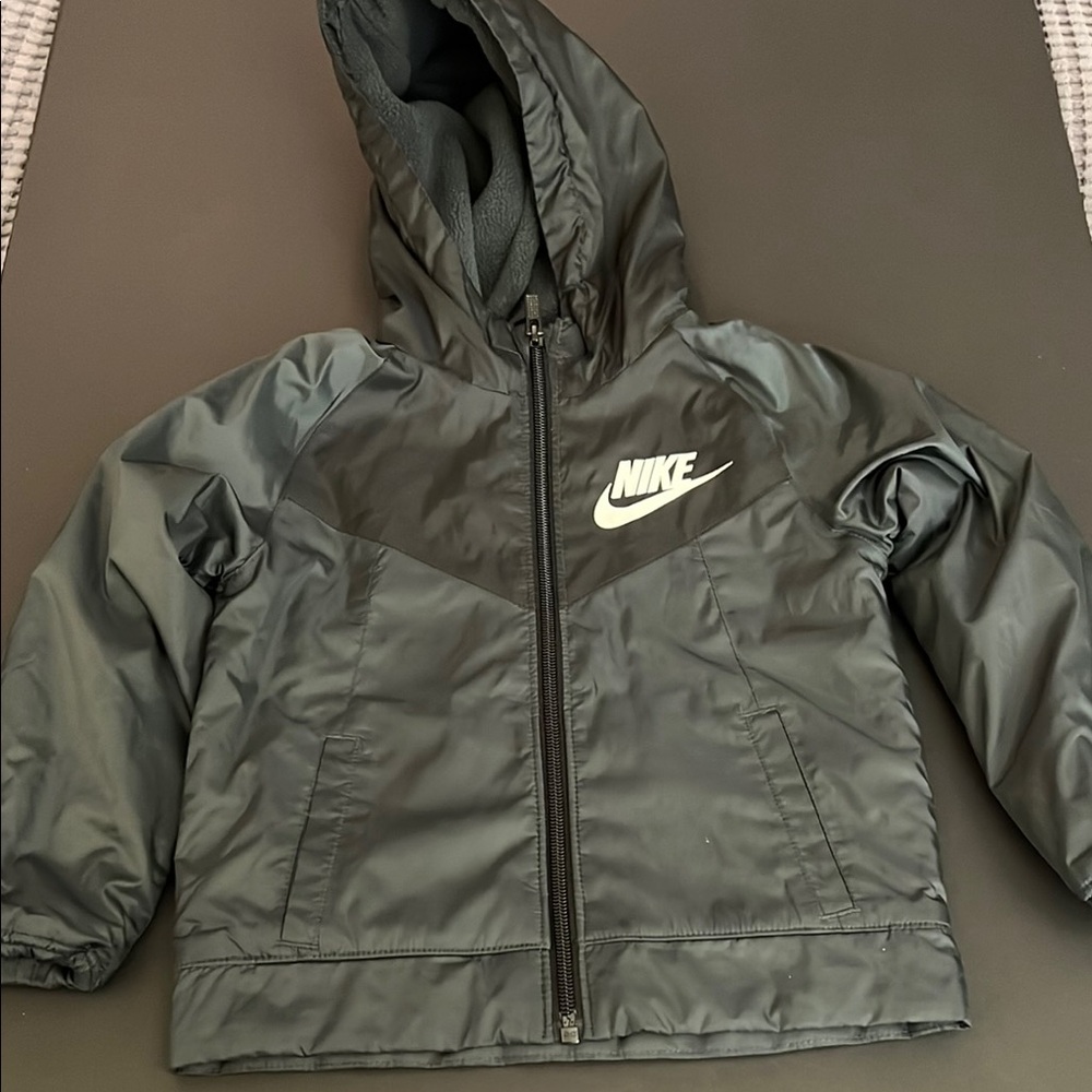 Nike Black Puffer Jacket with Hood and Water-Resistant Material